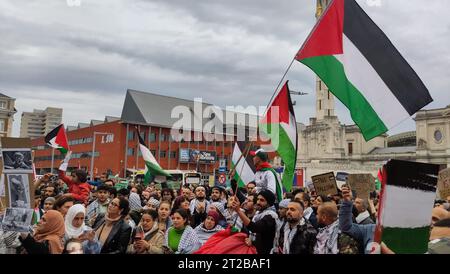 Leuven, Belgien. Oktober 2023. Am Mittwoch, den 18. Oktober 2023, nehmen die Menschen an einer propalästinensischen Solidaritätsaktion auf dem Martelarenplein in Leuven Teil. Die Hamas hat vor fast zwei Wochen einen großangelegten Angriff auf Israel aus dem Gazastreifen gestartet. Israel hat seither massive Luftangriffe auf Gaza durchgeführt. BELGA PHOTO INE GILLIS Credit: Belga News Agency/Alamy Live News Stockfoto