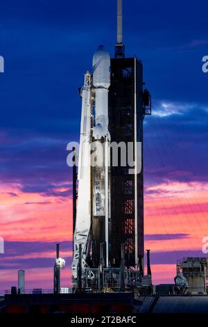 Psyche bei Sonnenuntergang. Am Donnerstag, den 12. Oktober 2023, steht die NASA-Raumsonde Psyche auf einer SpaceX Falcon Heavy Rakete im historischen Starterkomplex 39A des Kennedy Space Centers in Florida. Der Start der Psyche ist für 10:19 Uhr EDT am Freitag, 13. Oktober, angestrebt. Die Mission wird einen Asteroiden erforschen, von dem Wissenschaftler hoffen, dass er die Geheimnisse unseres Sonnensystems zum Wohle der Menschheit lösen wird. Dazu gehört zum ersten Mal, eine Welt zu untersuchen, die nicht vorherrschend aus Felsen oder Eis, sondern aus Metall besteht, um grundlegende Fragen über den eigenen Metallkern der Erde und die Bildung unseres Sonnensystems zu beantworten. Die Psyche wird es auch tun Stockfoto