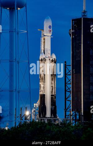 Psyche bei Sonnenuntergang. Am Donnerstag, den 12. Oktober 2023, steht die NASA-Raumsonde Psyche auf einer SpaceX Falcon Heavy Rakete im historischen Starterkomplex 39A des Kennedy Space Centers in Florida. Der Start der Psyche ist für 10:19 Uhr EDT am Freitag, 13. Oktober, angestrebt. Die Mission wird einen Asteroiden erforschen, von dem Wissenschaftler hoffen, dass er die Geheimnisse unseres Sonnensystems zum Wohle der Menschheit lösen wird. Dazu gehört zum ersten Mal, eine Welt zu untersuchen, die nicht vorherrschend aus Felsen oder Eis, sondern aus Metall besteht, um grundlegende Fragen über den eigenen Metallkern der Erde und die Bildung unseres Sonnensystems zu beantworten. Die Psyche wird es auch tun Stockfoto