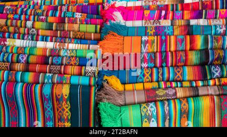 Otavalo, Imbabura/Ecuador - 14. Oktober 2023: Details von Stoffen mit einem Design aus mehrfarbigen Linien und Streifen mit einheimischen Texturen Stockfoto