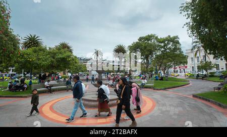 Otavalo, Imbabura/Ecuador - 14. Oktober 2023: Menschen gehen an einem bewölkten Tag vor dem Brunnen im zentralen Park von Otavalo Stockfoto