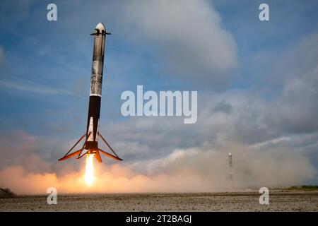 Ein seitlicher Booster der Falcon Heavy-Rakete von SpaceX landet in der Landezone des Unternehmens auf der Cape Canaveral Space Force Station, Florida, wenige Minuten nach dem Start der NASA Psyche vom Kennedy Space Center. Die Psyche-Mission wird einen metallreichen Asteroiden im Asteroidengürtel zwischen Mars und Jupiter untersuchen und das DSOC-Experiment der NASA für Laserkommunikation jenseits des Mondes durchführen. Stockfoto