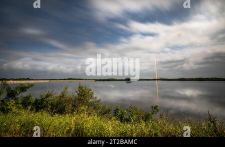 Am 13. Oktober 2023 um 10:19 Uhr EDT hebt die NASA-Raumsonde Psyche auf einer SpaceX Falcon Heavy Rakete vom Launch Complex 39A im Kennedy Space Center in Florida ab. Die Mission untersucht einen metallreichen Asteroiden zwischen Mars und Jupiter und führt das DSOC-Experiment für Laserkommunikation jenseits des Mondes durch. Stockfoto