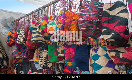 Otavalo, Imbabura / Ecuador - 14. Oktober 2023: Shigras hängen zum Verkauf auf der Plaza de los Ponchos in der Stadt Otavalo. Shigra ist eine handgewebte Inde Stockfoto