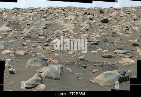 Der Perseverance rover der NASA hat ein zusammengesetztes Bild von Felsbrocken auf dem Jezero Crater Fächerlager aufgenommen. Rover-Tracks zeigen Skala. Die Felsbrocken wurden von alten Wasserströmungen transportiert, später als kleinere Kieselsteine. Mastcam-Z nahm die Aufnahmen am 6. Juli 2023 während Sol 845 auf. Die Arizona State University betreibt Mastcam-Z mit Malin Space Science Systems und dem Niels Bohr Institute. Stockfoto