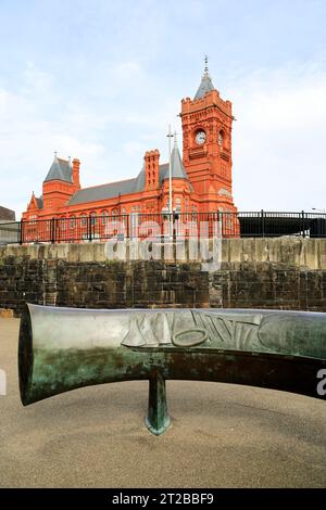 Pierhead Building and Celtic Ring Sculpture von Harvey Hood 1993, Cardiff Bay, Cardiff, Wales, Großbritannien. Stockfoto