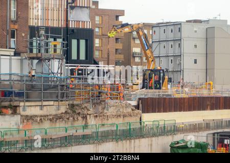 Euston, London, Großbritannien. Oktober 2023. Die Überreste ehemaliger Unternehmen und Häuser, die von HS2 in Euston in London abgerissen wurden. Es wurde berichtet, dass die HS2 Phase 1 nur bis Old Oak Common und nicht wie geplant bis Euston fahren wird, es sei denn, private Investoren können ausreichende Mittel dafür beschaffen. Premierminister Rishi Sunak kündigte kürzlich die Streichung der HS2 High Speed Rail Northern Leg Phase 2 von Birmingham nach Manchester an. Stattdessen werden die Gelder für dringend benötigte Eisenbahninfrastruktur im Norden und für Straßenverbesserungen in ganz England verwendet. Kredit: Maureen McLean/Alam Stockfoto