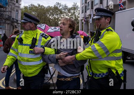 Umweltgruppen demonstrieren vor der Konferenz des "Energy Intelligent Forum", die im Zentrum Londons stattfand. Stockfoto