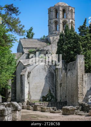 Außenansicht der Kirche Saint Honoratus in Les Alyscamps, in Arles, Frankreich. Ein Beispiel für romanische Architektur. Stockfoto