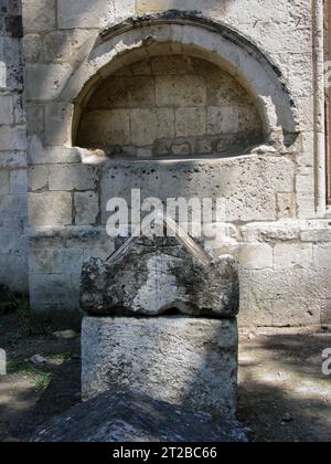 Außenansicht der Kirche Saint Honoratus in Les Alyscamps, in Arles, Frankreich. Ein Beispiel für romanische Architektur. Stockfoto