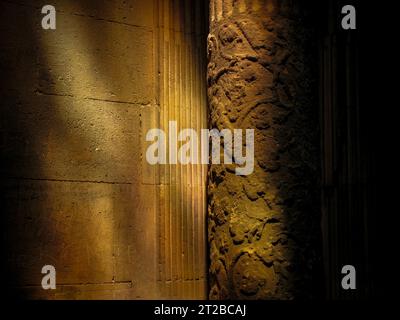 Das Innere der Kirche Saint Honoratus in Les Alyscamps in Arles, Frankreich. Licht von einem Buntglasfenster, das über den Stein geht. Ein Beispiel für Stockfoto