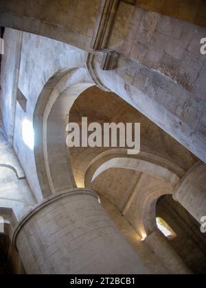 Das Innere der Kirche Saint Honoratus in Les Alyscamps in Arles, Frankreich. Ein Beispiel für romanische Architektur. Stockfoto