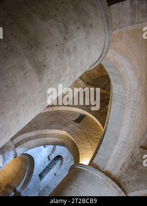 Das Innere der Kirche Saint Honoratus in Les Alyscamps in Arles, Frankreich. Ein Beispiel für romanische Architektur. Stockfoto