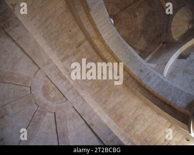 Das Innere der Kirche Saint Honoratus in Les Alyscamps in Arles, Frankreich. Ein Beispiel für romanische Architektur. Stockfoto