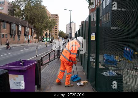 Euston, London, Großbritannien. Oktober 2023. Ein HS2-Arbeiter fliegt auf der Straße in Euston, wahrscheinlich aus Langeweile. Es wurde berichtet, dass die HS2 Phase 1 nur bis Old Oak Common und nicht wie geplant bis Euston fahren wird, es sei denn, private Investoren können ausreichende Mittel dafür beschaffen. Premierminister Rishi Sunak kündigte kürzlich die Streichung der HS2 High Speed Rail Northern Leg Phase 2 von Birmingham nach Manchester an. Stattdessen werden die Gelder für dringend benötigte Eisenbahninfrastruktur im Norden und für Straßenverbesserungen in ganz England verwendet. Quelle: Maureen McLean/Alamy Live News Stockfoto