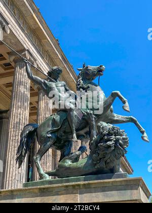 Lowenkampfer oder der Löwenkämpfer, eine bronzene Reiterstatue von Albert Wolff aus dem Jahr 1858, die vor dem Alten Museum in Berlin aufgestellt wurde Stockfoto