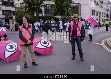 Umweltgruppen demonstrieren vor der Konferenz des "Energy Intelligent Forum", die im Zentrum Londons stattfand. Stockfoto