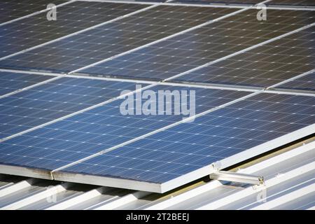Nahaufnahme einer Photovoltaikanlage auf einem Hausdach Stockfoto