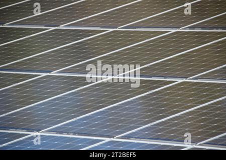 Nahaufnahme einer Photovoltaikanlage auf einem Hausdach Stockfoto