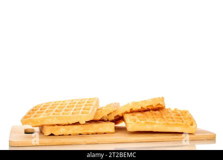 Mehrere frisch gebackene aromatische Waffeln auf einem Bambus Küchenbrett, Makro, isoliert auf weißem Hintergrund. Stockfoto