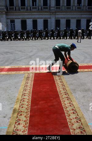 Shah of Iran, seine Staatsbeerdigung. Den roten Teppich für die Militärparade ausrollen. Kairo, Ägypten 2. August 1980 1980, HOMER SYKES Stockfoto