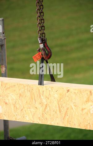 Band zum Transport von Holzwänden auf einer Baustelle Stockfoto