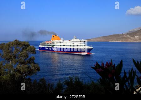 Große Blue Star Ferries Fähre - Patmos - nähert sich Tilos Hafen. Mai/Juni 2023 Stockfoto