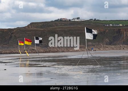 Sicherheitsfahnen für Schwimmer am Strand UK Stockfoto