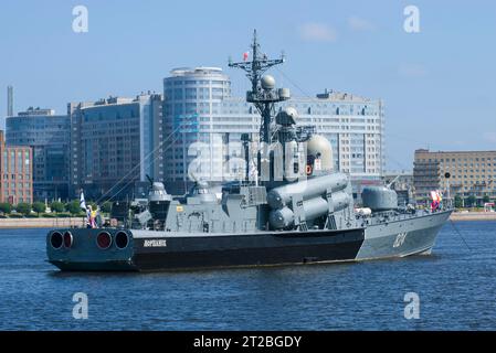 ST. PETERSBURG, RUSSLAND - 13. AUGUST 2018: Das Raketenboot R-293 'Morshansk' in der Nähe des Wassergebietes von Neva. Marinetag in St. Petersburg Stockfoto