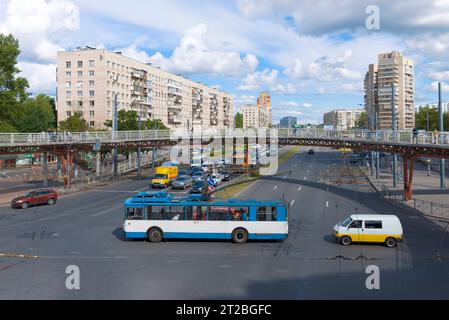 ST. PETERSBURG, RUSSLAND - 13. AUGUST 2018: Der Trolleybus überquert die Avenue of Glory Stockfoto