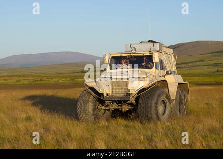 YAMAL, RUSSLAND - 22. AUGUST 2018: TREKOL-Geländefahrzeug in der Tundra am Augustabend Stockfoto