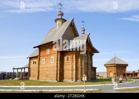 SALEKHARD, RUSSLAND - 29. AUGUST 2018: Eine Holzkirche im historischen und architektonischen Komplex 'Obdorsk Gefängnis' an einem sonnigen Sommertag Stockfoto
