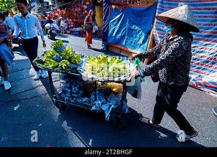 Verkäufer, der Buddhas Handfrucht (gefingerte Zitrone) in Hanoi, Vietnam verkauft Stockfoto