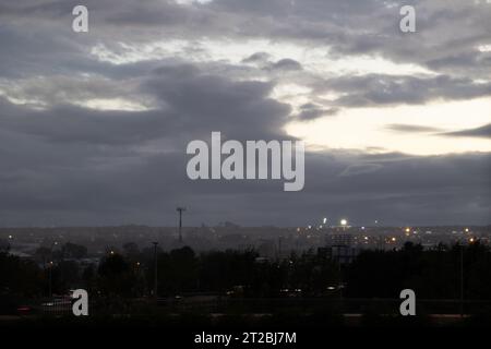 Madrid, Spanien. Oktober 2023. Das Wetter in Madrid wird kühl und stürmisch, wie der Blick auf den Estadio Municipal Butarque im südlichen Teil der Stadt mit Wolken am Horizont zeigt. Credit Sandeep More/Alamy Live News Stockfoto