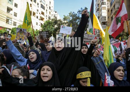 Beirut, Libanon. Oktober 2023. Pro-iranische Hisbollah-Anhänger nehmen an einer Demonstration im südlichen Vorort Beiruts Teil, um Palästinensern im Gazastreifen Unterstützung zu gewähren. Marwan Naamani/dpa/Alamy Live News Stockfoto