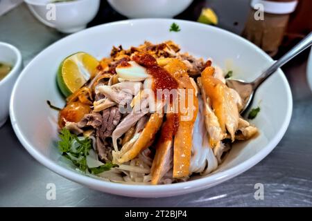 Frische Schüssel trockener Pho im berühmten Restaurant Pho GA Nguyet in Hanoi, Vietnam Stockfoto