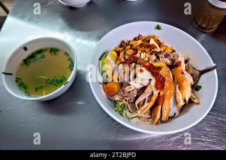 Frische Schüssel trockener Pho im berühmten Restaurant Pho GA Nguyet in Hanoi, Vietnam Stockfoto