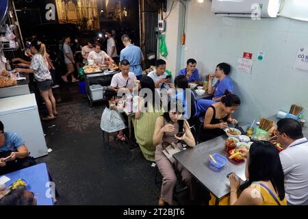 Abendessen im berühmten Restaurant Pho GA Nguyet, Hanoi, Vietnam Stockfoto