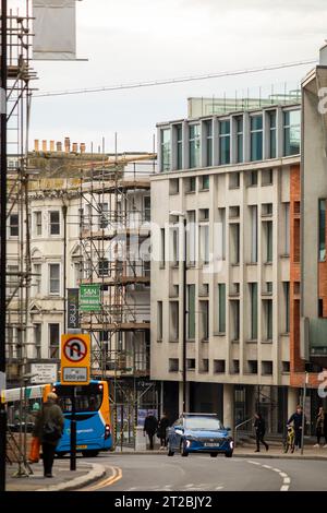 Hastings ist eine große Küstenstadt in East Sussex an der Südküste Englands, 39 km östlich von Lewes und 53 mi (85 km) südöstlich von London. Die Stadt verdankt ihren Namen der Schlacht von Hastings. Hastings, ein Küstenbezirk in East Sussex, hat gewarnt, dass es dieses Jahr effektiv insolvent werden könnte, wenn die Wohnungskrise durchbricht. Hohe Hauspreise, steigende Mieten, Kürzungen der Wohnraumleistungen, ein Anstieg der Räumungen um 120 % im Vergleich zum Vorjahr, ein Mangel an Sozialwohnungen und ein schrumpfender, volatiler, lokaler privater Mietsektor haben einen perfekten Sturm geschaffen. Stockfoto