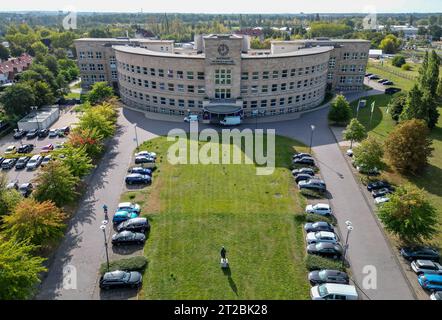 Bitterfeld Wolfen, Deutschland. Oktober 2023. Das Rathaus von Bitterfeld-Wolfen, das ursprünglich zwischen 1936 und 1939 im Rahmen des Agfa-Werks errichtet wurde. (Luftaufnahme mit Drohne) Credit: Jan Woitas/dpa/Alamy Live News Stockfoto