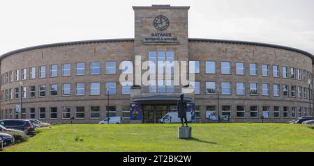 Bitterfeld Wolfen, Deutschland. Oktober 2023. Das Rathaus von Bitterfeld-Wolfen, das ursprünglich zwischen 1936 und 1939 im Rahmen des Agfa-Werks errichtet wurde. Quelle: Jan Woitas/dpa/Alamy Live News Stockfoto