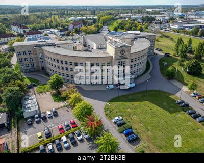 Bitterfeld Wolfen, Deutschland. Oktober 2023. Das Rathaus von Bitterfeld-Wolfen, das ursprünglich zwischen 1936 und 1939 im Rahmen des Agfa-Werks errichtet wurde. (Luftaufnahme mit Drohne) Credit: Jan Woitas/dpa/Alamy Live News Stockfoto