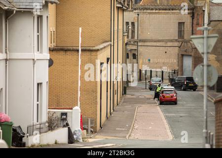 Hastings ist eine große Küstenstadt in East Sussex an der Südküste Englands, 39 km östlich von Lewes und 53 mi (85 km) südöstlich von London. Die Stadt verdankt ihren Namen der Schlacht von Hastings. Hastings, ein Küstenbezirk in East Sussex, hat gewarnt, dass es dieses Jahr effektiv insolvent werden könnte, wenn die Wohnungskrise durchbricht. Hohe Hauspreise, steigende Mieten, Kürzungen der Wohnraumleistungen, ein Anstieg der Räumungen um 120 % im Vergleich zum Vorjahr, ein Mangel an Sozialwohnungen und ein schrumpfender, volatiler, lokaler privater Mietsektor haben einen perfekten Sturm geschaffen. Stockfoto