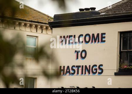 Hastings ist eine große Küstenstadt in East Sussex an der Südküste Englands, 39 km östlich von Lewes und 53 mi (85 km) südöstlich von London. Die Stadt verdankt ihren Namen der Schlacht von Hastings. Hastings, ein Küstenbezirk in East Sussex, hat gewarnt, dass es dieses Jahr effektiv insolvent werden könnte, wenn die Wohnungskrise durchbricht. Hohe Hauspreise, steigende Mieten, Kürzungen der Wohnraumleistungen, ein Anstieg der Räumungen um 120 % im Vergleich zum Vorjahr, ein Mangel an Sozialwohnungen und ein schrumpfender, volatiler, lokaler privater Mietsektor haben einen perfekten Sturm geschaffen. Stockfoto