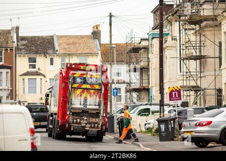 Hastings ist eine große Küstenstadt in East Sussex an der Südküste Englands, 39 km östlich von Lewes und 53 mi (85 km) südöstlich von London. Die Stadt verdankt ihren Namen der Schlacht von Hastings, die 1066 13 km nordwestlich am Senlac Hill stattfand. Später wurde er einer der mittelalterlichen Cinque Ports. Im 19. Jahrhundert war es ein beliebter Badeort, da die Eisenbahn Touristen und Besucher die Stadt erreichen ließ. Stockfoto