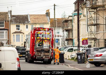 Hastings ist eine große Küstenstadt in East Sussex an der Südküste Englands, 39 km östlich von Lewes und 53 mi (85 km) südöstlich von London. Die Stadt verdankt ihren Namen der Schlacht von Hastings, die 1066 13 km nordwestlich am Senlac Hill stattfand. Später wurde er einer der mittelalterlichen Cinque Ports. Im 19. Jahrhundert war es ein beliebter Badeort, da die Eisenbahn Touristen und Besucher die Stadt erreichen ließ. Stockfoto