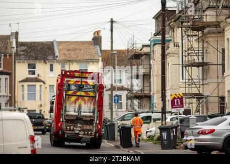 Hastings ist eine große Küstenstadt in East Sussex an der Südküste Englands, 39 km östlich von Lewes und 53 mi (85 km) südöstlich von London. Die Stadt verdankt ihren Namen der Schlacht von Hastings, die 1066 13 km nordwestlich am Senlac Hill stattfand. Später wurde er einer der mittelalterlichen Cinque Ports. Im 19. Jahrhundert war es ein beliebter Badeort, da die Eisenbahn Touristen und Besucher die Stadt erreichen ließ. Stockfoto