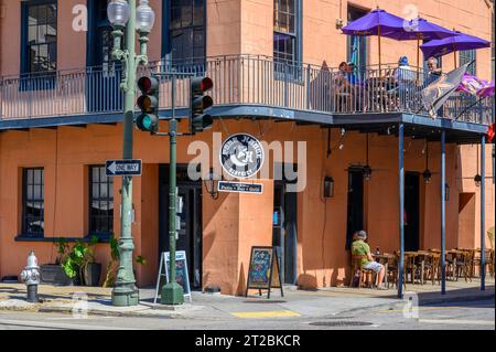 NEW ORLEANS, LA, USA - 14. OKTOBER 2023: Historischer Pour House Saloon an der Carondelet Street in Downtown Stockfoto