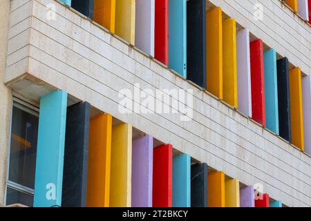 Architektonische Details aus der modernistischen, brutalistischen und eklektischen Architektur von Tel Aviv Stockfoto