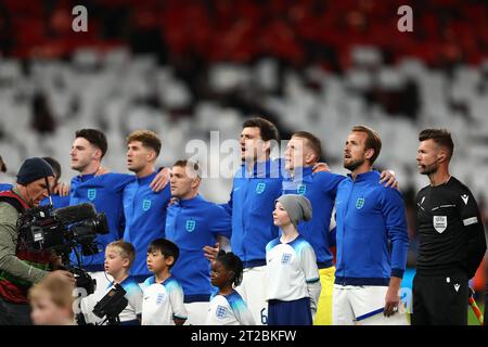 Harry Kane aus England und seine Teamkollegen singen die Nationalhymne – England gegen Italien, Qualifikationsgruppe C zur UEFA EURO 2024, Wembley Stadium, London, Großbritannien – 17. Oktober 2023. Stockfoto